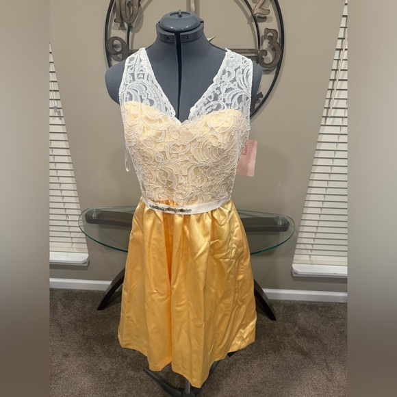After Six‎ Yellow and White Lace Dress Sample Size 10 NWT - Picture 1 of 4